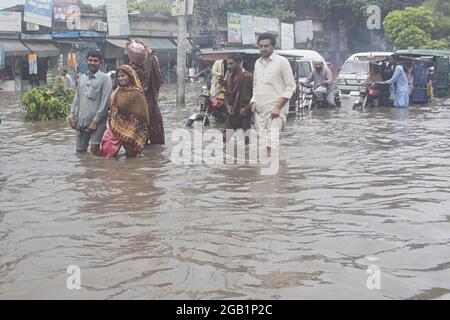 Lahore, Pakistan. 31 luglio 2021. I pendolari pakistani attraverseranno una strada allagata dopo un pesante incantesimo monsone nella capitale provinciale Lahore, Pakistan, il 31 luglio 2021. (Foto di Rana Sajid Hussain/Pacific Press/Sipa USA) Credit: Sipa USA/Alamy Live News Foto Stock