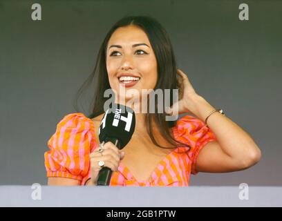 Londra, Regno Unito. 01 agosto 2021. LONDRA, INGHILTERRA - AGOSTO 01:DJ Jess Iszatt suona durante il centinaio tra London Spirit Women e Southern Brave Women al Lord's Stadium, Londra, Regno Unito il 21 Agosto 2021 Credit: Action Foto Sport/Alamy Live News Foto Stock