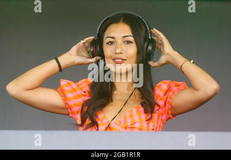 Londra, Regno Unito. 01 agosto 2021. LONDRA, INGHILTERRA - AGOSTO 01:DJ Jess Iszatt suona durante il centinaio tra London Spirit Women e Southern Brave Women al Lord's Stadium, Londra, Regno Unito il 21 Agosto 2021 Credit: Action Foto Sport/Alamy Live News Foto Stock