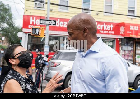 New York, NY - 1 agosto 2021: Il candidato Mayoral del Partito democratico Eric Adams parla con il residente locale Maya il cui figlio è stato ucciso 30 anni fa sulla 37a Avenue in Queens, dove 10 persone sono state uccise la notte prima Foto Stock