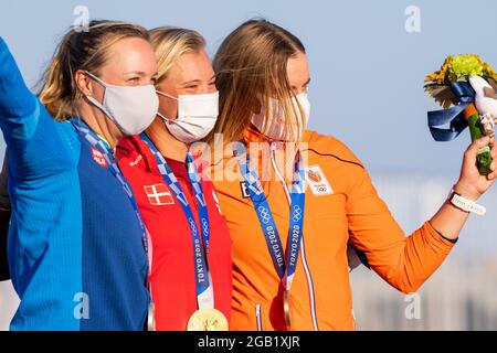 TOKYO, GIAPPONE - 1° AGOSTO: Anne-Marie Rindom (C) del Team Denmark si pone con la medaglia d'oro con la medaglia d'argento Josefin Olsson (L) del Team Sweden e la medaglia di bronzo Marit Bouwmeester del Team Netherlands durante la cerimonia di Medaglia della vela durante i Giochi Olimpici di Tokyo 2020 all'Enoshima il 1° agosto 2021 a Tokyo, Giappone (Foto di Ronald Hoogendoorn/Orange Pictures) Foto Stock