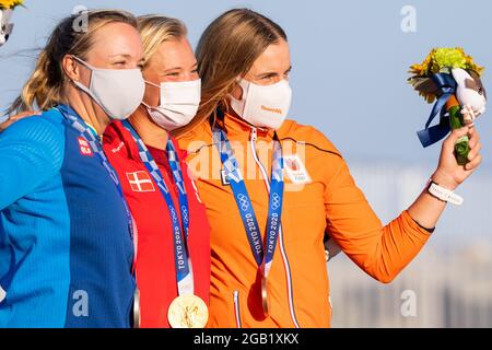 TOKYO, GIAPPONE - 1° AGOSTO: Anne-Marie Rindom (C) del Team Denmark si pone con la medaglia d'oro con la medaglia d'argento Josefin Olsson (L) del Team Sweden e la medaglia di bronzo Marit Bouwmeester del Team Netherlands durante la cerimonia di Medaglia della vela durante i Giochi Olimpici di Tokyo 2020 all'Enoshima il 1° agosto 2021 a Tokyo, Giappone (Foto di Ronald Hoogendoorn/Orange Pictures) Foto Stock