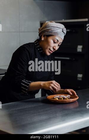 donna messicana che cucina poblano enchiladas cibo tradizionale in un ristorante in Messico Foto Stock