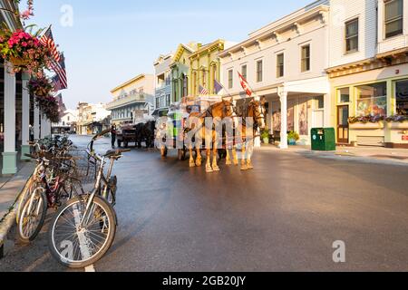 Mackinac isola Michigan strada principale nella prima mattina dopo la pioggia Foto Stock