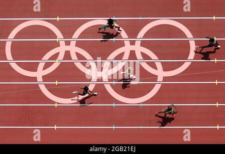 Tokyo, Giappone. 2 agosto 2021. Gli atleti gareggiano durante i 200m di manche femminili ai Giochi Olimpici di Tokyo 2020, a Tokyo, Giappone, 2 agosto 2021. Credit: Zhang Chuanqi/Xinhua/Alamy Live News Foto Stock