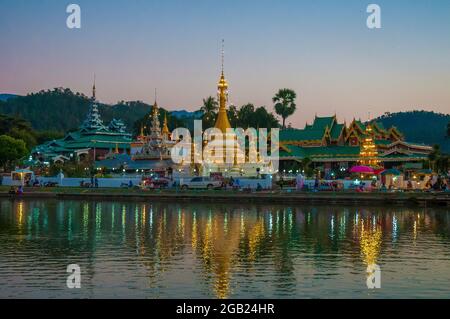 Serata sul lago Jong Kham a Mae Hong Son, Thailandia settentrionale Foto Stock