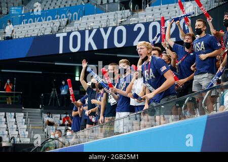 Tokyo, Kanto, Giappone. 1 agosto 2021. I membri del team USA si rallegrano durante le finali di nuoto ai Giochi Olimpici estivi di Tokyo 2020 al Tokyo Aquatics Center. (Credit Image: © David McIntyre/ZUMA Press Wire) Foto Stock