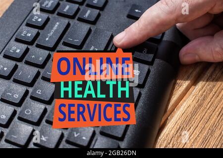 Testo che mostra Inspiration Online Health Services. Approccio aziendale assistenza sanitaria fornita e migliorata attraverso le mani di Internet puntando pressing Foto Stock