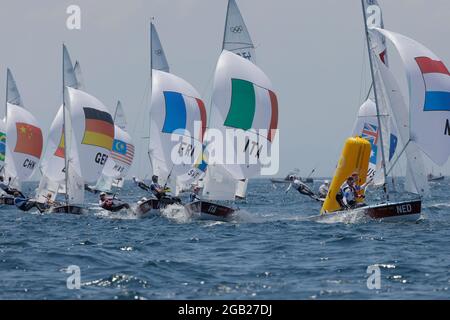Kanagawa, Giappone. 1 agosto 2021. Vista generale vela : due persone donne Dinghy - 470 - durante i Giochi Olimpici di Tokyo 2020 allo Zushi a Kanagawa, Giappone . Credit: Kaoru Soehata/AFLO/Alamy Live News Foto Stock