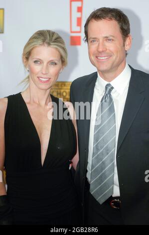 L'attore Greg Kinnear (R) e la moglie Helen Labdon (L) sono presenti agli arrivi dei tappeti rossi per i 12° Critics' Choice Awards al Santa Monica Civic Auditorium il 12 gennaio 2007 a Santa Monica, California. Credito: Jared Milgrim/l'accesso fotografico Foto Stock