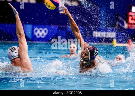 TOKYO, GIAPPONE - 2 AGOSTO: Christodoulos Kolomvos della Grecia, Max Irving degli Stati Uniti durante il torneo olimpico di Waterpolo di Tokyo 2020 incontro maschile tra il Team Grecia e il Team Stati Uniti al Tatsumi Waterpolo Center il 2 agosto 2021 a Tokyo, Giappone (Foto di Marcel ter Bals/Orange Pictures) Foto Stock