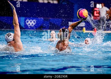 TOKYO, GIAPPONE - 2 AGOSTO: Christodoulos Kolomvos della Grecia, Max Irving degli Stati Uniti durante il torneo olimpico di Waterpolo di Tokyo 2020 incontro maschile tra il Team Grecia e il Team Stati Uniti al Tatsumi Waterpolo Center il 2 agosto 2021 a Tokyo, Giappone (Foto di Marcel ter Bals/Orange Pictures) Foto Stock