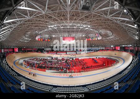 Izu, Giappone. 02 agosto 2021. Ciclismo: Olimpiadi: Ciclismo su pista, allenamento. Vista sul Velodromo di Izu. (Girato con fisheye) Credit: Sebastian Gollnow/dpa/Alamy Live News Foto Stock