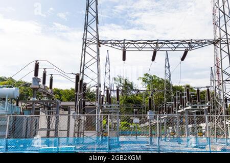 Parte della sottostazione ad alta tensione con interruttori e sezionatori, Thailandia Foto Stock