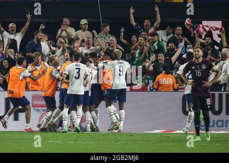 1° agosto 2021: I membri del team degli Stati Uniti festeggiano un gol durante la finale della CONCACACAF Gold Cup 2021 con gli Stati Uniti e il Messico all'Allegiant Stadium di Las Vegas, Nevada. Gli Stati Uniti sconfissero il Messico in tempi supplementari 1-0. Christopher Trim/CSM. Foto Stock