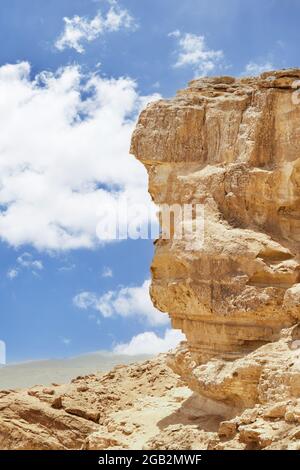 Makhtesh Ramon - Cratere di Ramon nel deserto israeliano di Negev dal punto panoramico di Mitzpe Ramon, con il Monte Ramon sullo sfondo. Vista su sabbia colorata, pietra Foto Stock