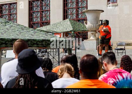 L'organizzatore del rally anti-violenza, Malissa Thomas-St. Clair, si rivolge alla folla come il fondatore di madri di Columbus bambini assassinati. In reazione alla crescente violenza dal 2020 Malissa Thomas-St Clair, madre di un figlio assassinato, Anthony Thomas-St Clair, fondò Mothers of assassined Columbus Children (MOMCC), un gruppo anti-violenza che cerca di porre fine alla criminalità violenta a Columbus, Ohio. Il MOMCC ha guidato lo sforzo per una marcia e un rally anti-violenza dell'Ohio centrale al municipio con molte altre madri che hanno perso i bambini a causa della violenza, l'iniziativa di cessate il fuoco guidata da al Edmondson e molti altri co Foto Stock