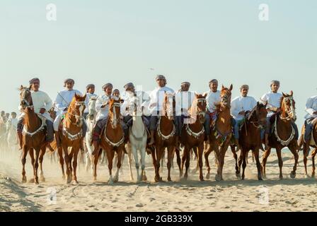 Una foto dei cavalli arabi e dei loro cavalieri in preparazione di una gara vicino al Hail Beach a Mascate, come parte delle gare al Mascate Festival nel 2008 Foto Stock