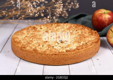 Torta di mele tradizionale europea intera con crumbles toping chiamato 'Strausel' Foto Stock