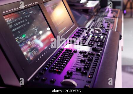 Moderne console di controllo dell'illuminazione digitale. Messa a fuoco selettiva. Foto Stock