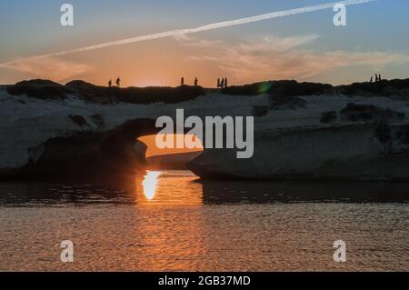 Arco natura S'Archittu sull'isola di Sardegna al tramonto Foto Stock