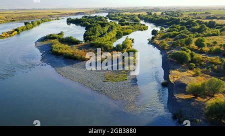 Vista sul fiume e sul campo dalla fotocamera con drone. Foto Stock
