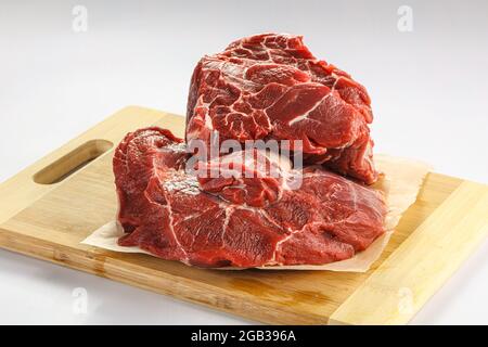 Collo di manzo grezzo isolato sopra bordo Foto Stock