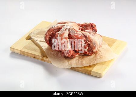 Collo di agnello grezzo su tavola isolato Foto Stock