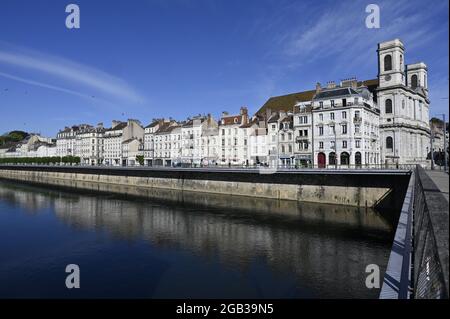 Vista sul fiume Doubs dal ponte Battant al quartiere Battant, Besancon, Francia Foto Stock