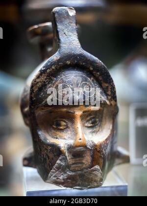 Ariballos (fiasca) a testa di guerriero (VI sec. BC) - Museo Archeologico Nazionale di Tarquinia, Italia Foto Stock