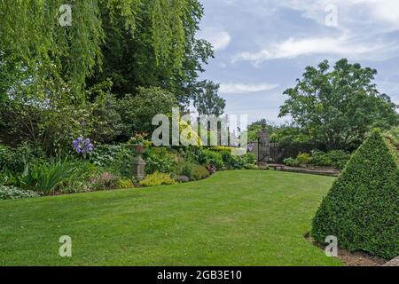 Inglese tipico in estate, giardino su prato, aiuole e arbusti, aperto sotto il National Garden Scheme, Gayton, Northamptonshire, UK Foto Stock