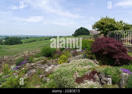 Giardino privato con vista mozzafiato sulla campagna nel villaggio di Gayton, Northamptonshire, Regno Unito; aperto sotto il National Garden Scheme. Foto Stock