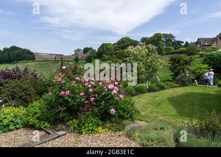 Giardino privato con vista mozzafiato sulla campagna nel villaggio di Gayton, Northamptonshire, Regno Unito; aperto sotto il National Garden Scheme. Foto Stock