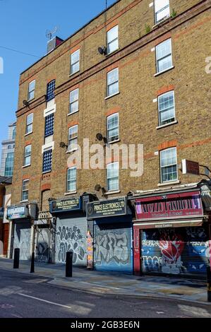 Negozi chiusi in Goulston Street, City of London, Inghilterra - 17 luglio 2021 Foto Stock