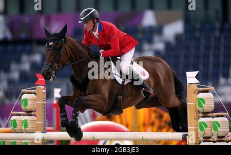 Doug Payne degli Stati Uniti che cavalcano Vandiver durante la finale della squadra di salto di Eventing e il qualificatore individuale al parco equestre il decimo giorno dei Giochi Olimpici di Tokyo 2020 in Giappone. Data immagine: Lunedì 2 agosto 2021. Foto Stock