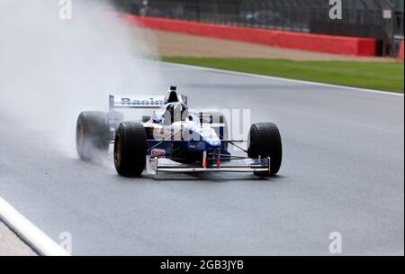 Damon Hill alla guida del suo Campionato vincente, Williams FW18 Formula One Car, lungo la Hamilton Straight, al Silverstone Classic 2021 Foto Stock