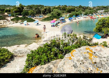 Spiaggia di Lagonizi - Sithonia, Chalkidiki, Grecia - 8 LUGLIO 2021: Il paesaggio della costa del mar Egeo e la bella spiaggia di samll nella baia Foto Stock