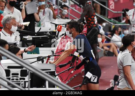 Il giornalista televisivo francese Nelson Monfort con Gabriel Tual (fra) dopo la semifinale maschile di 800 m, durante i Giochi Olimpici di Tokyo 2020, Atletica, il 1 agosto 2021 allo Stadio Olimpico di Tokyo, Giappone - Foto Yoann Cambefort / Marti Media / DPPI Foto Stock