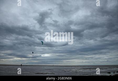 Hunstanton, Regno Unito. 29 luglio 2021. I kitesurfers stanno godendo i venti alti da Storm Evert a Hunstanton, Norfolk, Regno Unito, il 29 luglio 2021 accreditamento: Paul Marriott/Alamy Live News Foto Stock