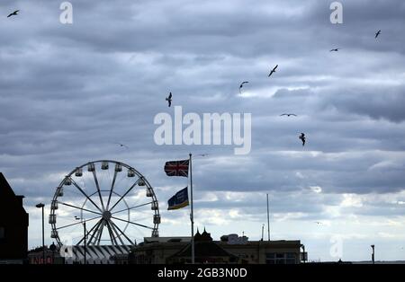 Hunstanton, Regno Unito. 29 luglio 2021. Tempesta nuvole sul lungomare di Hunstanton, Norfolk, UK, il 29 luglio 2021 Credit: Paul Marriott/Alamy Live News Foto Stock