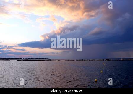 Nuvole piovose a Tallinn, spettacolare tramonto in tempesta sul mar baltico Foto Stock