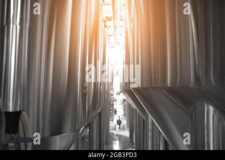 Grandi serbatoi, serbatoi e tubi con manometri in microbirreria privata. Birreria artigianale Foto Stock