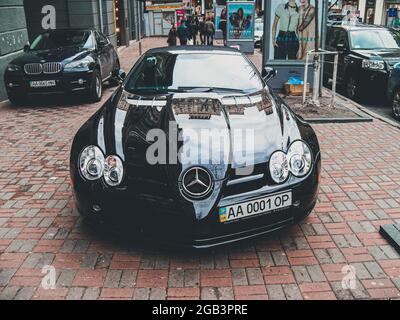 Kiev, Ucraina - Marzo, 2011: Mercedes-Benz nero SLR McLaren in città Foto Stock