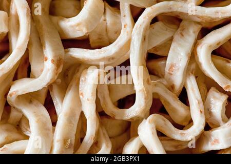 Tagliatelle essiccate o tagliatelle istantanee da vicino. Fondo di cibo testurizzato Foto Stock