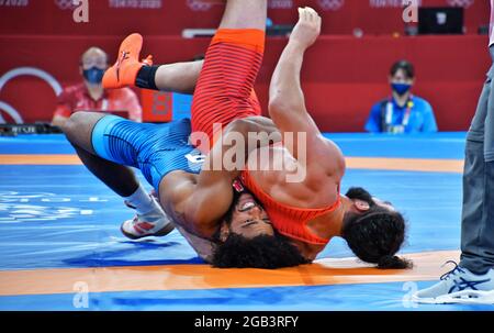 Tokyo, Giappone. 02 agosto 2021. La Tracy Gangelo Hancock degli Stati Uniti sconfigge la finale del quartiere serbo Mihail Kajaiain durante la gara maschile greco-romana di 97 kg alla Makuhari Messe di Chiba-Prefettura, Giappone, lunedì 2 agosto 2021. Foto di Keizo Mori/UPI Credit: UPI/Alamy Live News Foto Stock