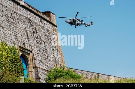 Plymouth, Devon, Inghilterra, Regno Unito. 2021. Elicottero British Army Wildcat AH1 che sorvola i bastioni meridionali del Royal Citidal a Plymouth. Foto Stock