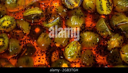 Preparazione della marmellata di kiwi. Primo piano della texture di sfondo. Foto Stock