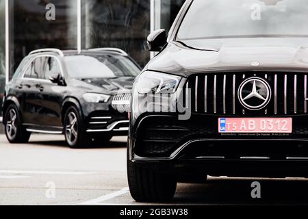 Kiev, Ucraina - 21 aprile 2020: Mercedes nero di lusso in città Foto Stock