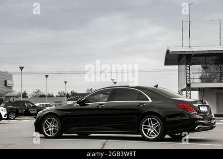 Kiev, Ucraina - 21 aprile 2020: Mercedes nero di lusso in città Foto Stock