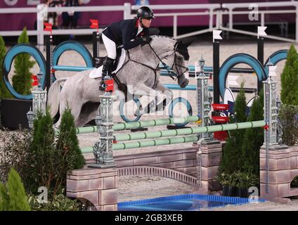 Tokyo, Giappone. 02 agosto 2021. Tokyo, Giappone. 02 agosto 2021. Equestre Sport/Eventi: Olimpiadi, individuali, Show Jumping, Parco Equestre Baji Koen. Oliver Townend dalla Gran Bretagna sulla Ballaghmor Class in azione. Credit: Friso Gentsch/dpa/Alamy Live News Foto Stock